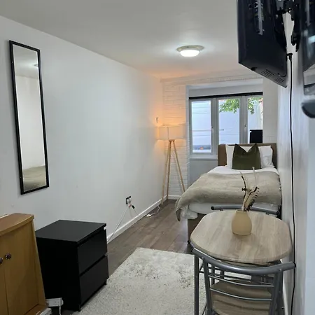 Cozystay - Entire Studio Flat In Dagenham - With A Private Bathroom & Kitchen - Easy Transport Links To Stratford & Central London Under 40 Minutes